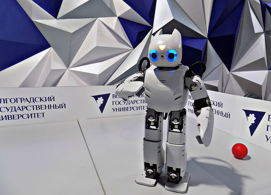 Этого робота научили играть в футбол, но вообще он способен на многое. Фото: Яна ВИДЕНИНА, Татьяна КУРДЕЕВА.