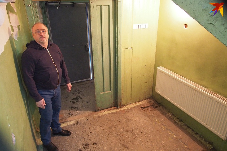 Анатолий опасается, что телескопический пандус быстро украдут из ящика. Поставить его хотят здесь, на 1-м этаже. Фото: Виктор КОСТРОВ
