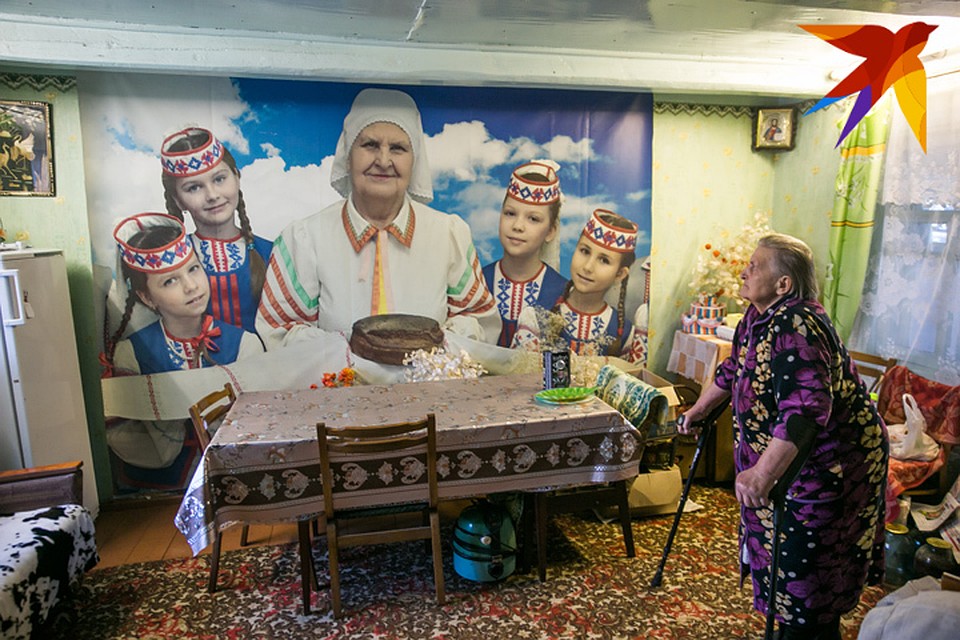 В комнате Степаниды Александровны - растяжка с ее фотографией. Сначала она красовалась в Глубокском районе. А потом власти подарили ее хозяйке. Фото: Павел МАРТИНЧИК