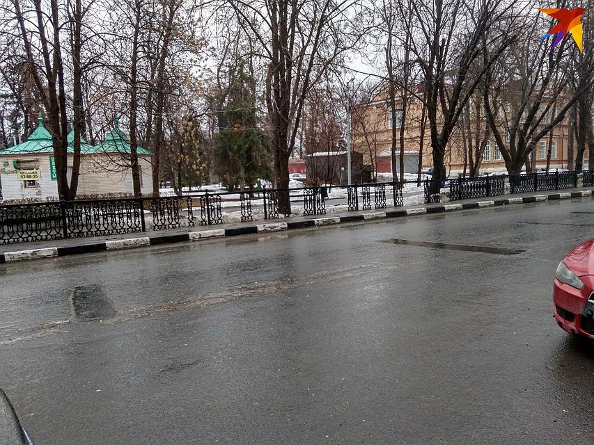 Не хватает большого участка со стороны проезжей части Фото: Екатерина Семенова