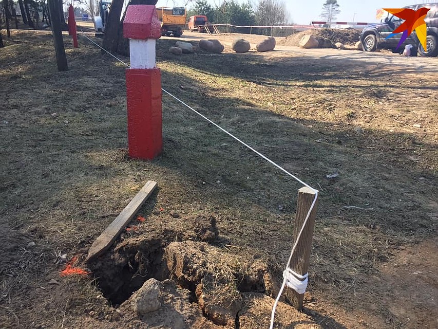 Экскаваторы сносят в Куропатах кресты, установленные по периметру мемориала Фото: Микита НЕДАВЕРКОВ