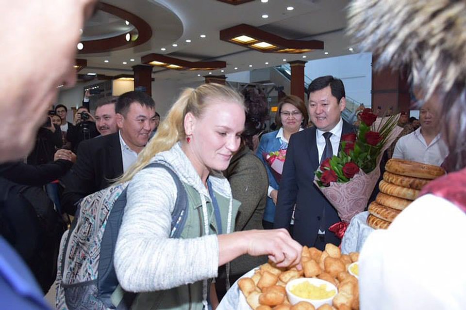 Прославленную спортсменку традиционно встретили боорсоками... Фото: Госагентство по делам молодежи, физической культуре и спорту КР