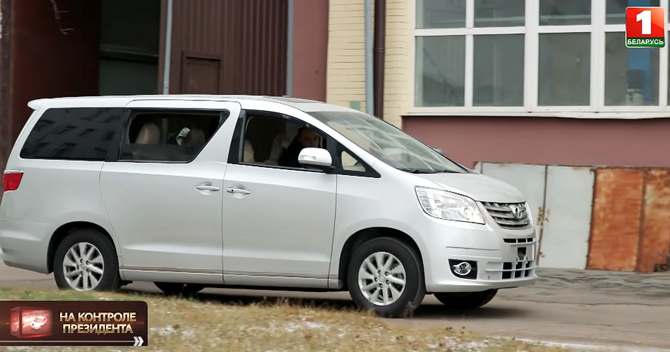Электроминивен Joylong IFLY EF5 – это копия Toyota Alphard, которая выпускалась с 2002 года. Кадр телеканала "Беларусь 1".