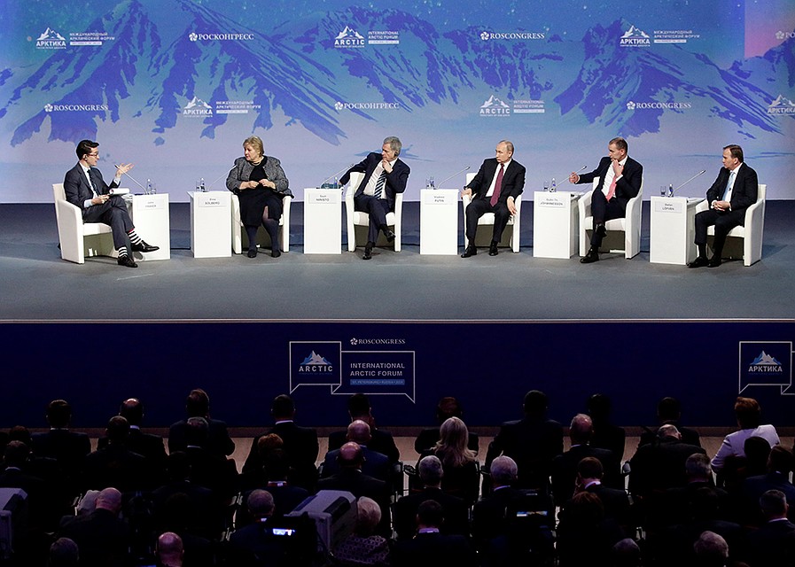 Рядом с Путиным сидели президент Финляндии и Исландии, премьеры Швеции и Норвегии Фото: REUTERS