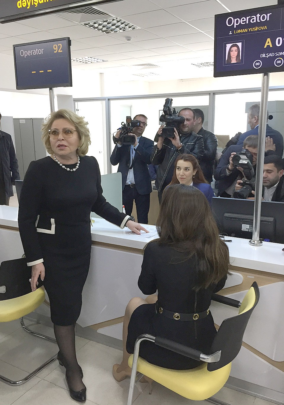 Валентина Матвиенко посетила государственное агентство по оказанию услуг гражданам в Баку. Фото: Елена КРИВЯКИНА