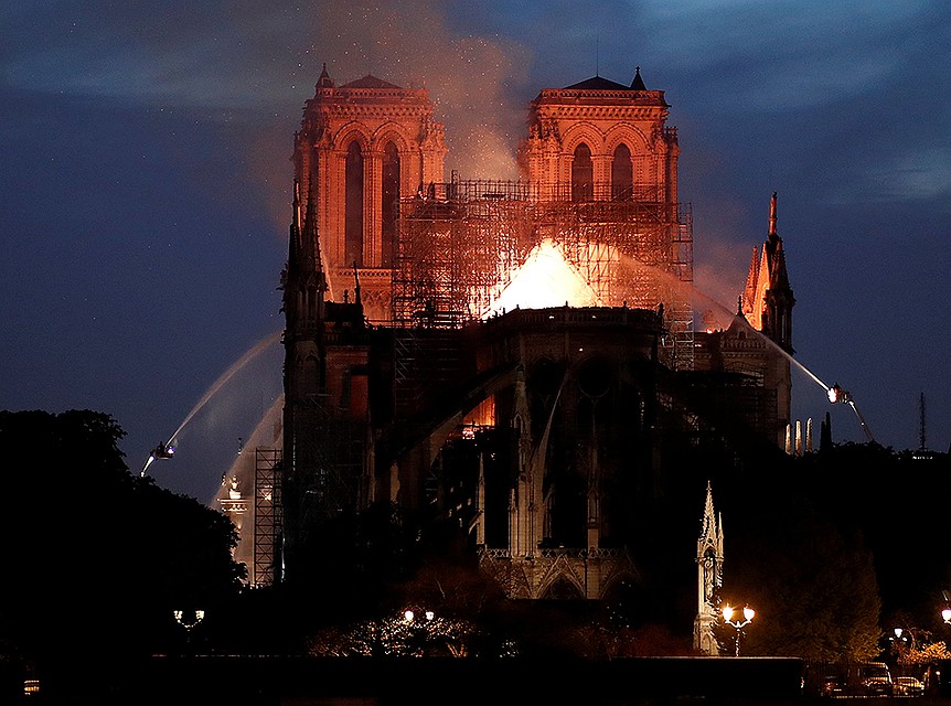 Работа пожарных у главного храма Парижа. Фото: REUTERS