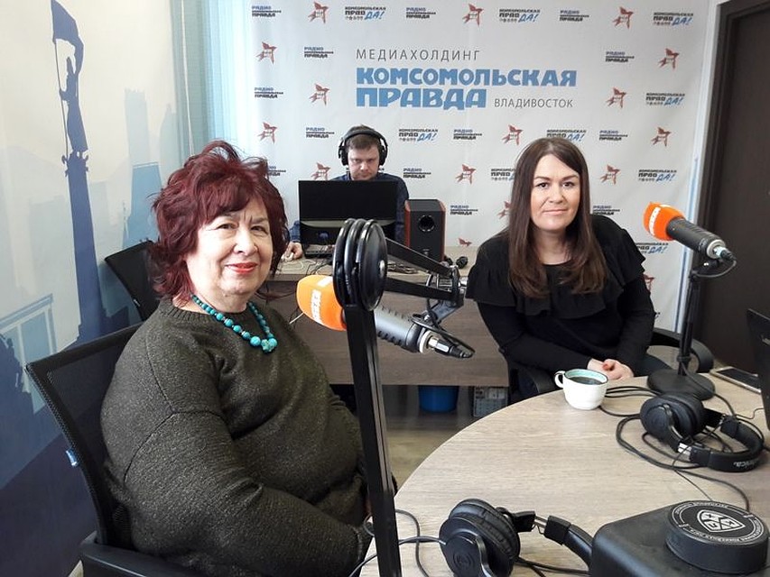 Галина Киселева и ее дочь Наталья Фирсова в эфире радио «Комсомольская правда» - Приморье» Фото: Ксения КРЫМОВА