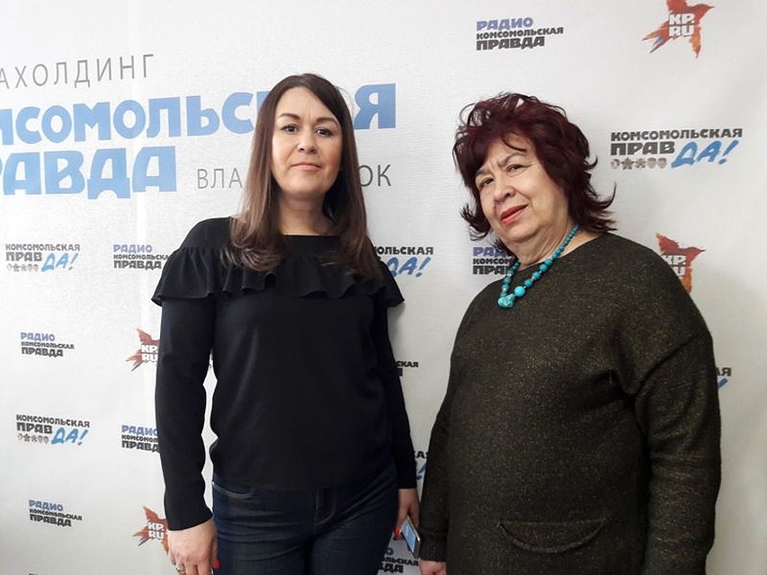 Галина Киселева и ее дочь Наталья Фирсова в эфире радио «Комсомольская правда» - Приморье» Фото: Ксения КРЫМОВА