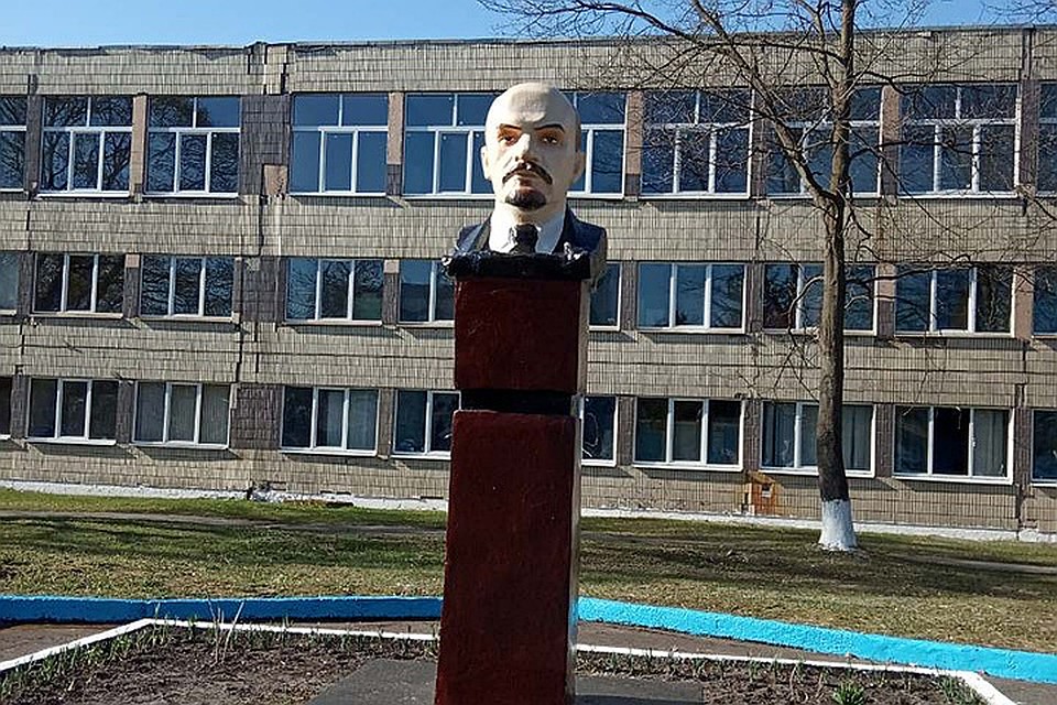 В Лунинце раскрасили Ленина, чтобы был как живой. Фото: социальные сети.