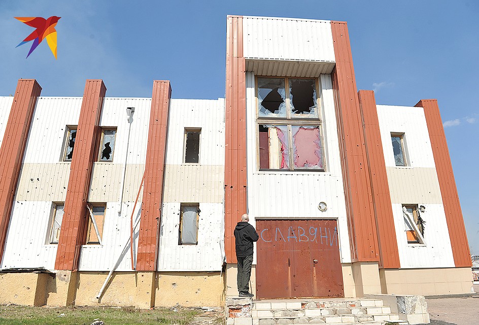 Потрепанное войной здание сельской администрации. Фото: Дмитрий СТЕШИН