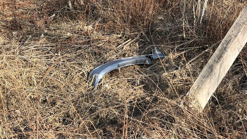 Здесь тоже не так давно произошла две аварии. О ДТП теперь напоминают автомобильные запчасти, которые валяются в кустах. Фото: Евгений ШТЫГАЙЛО