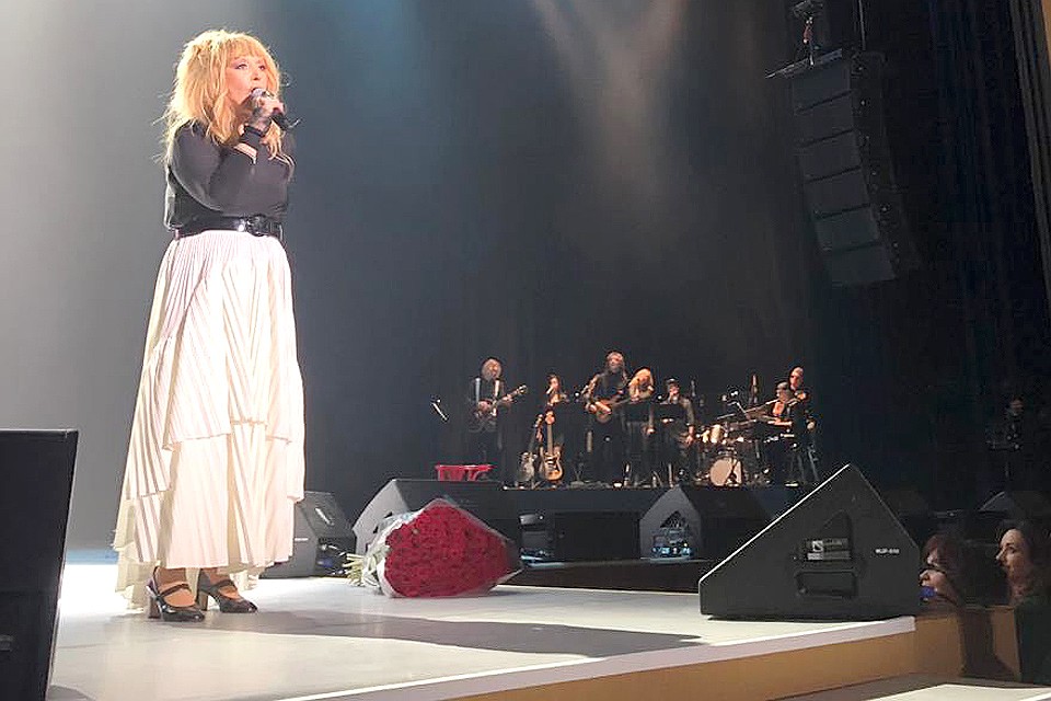 Алла Пугачева на сцене.