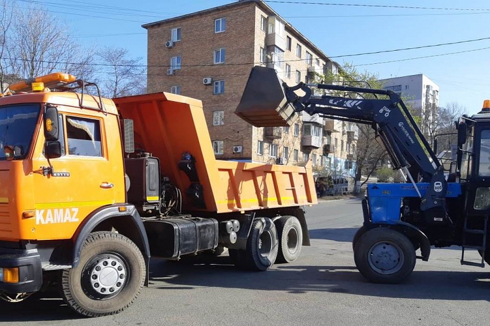 Тяжелая техника помогает в уборке.Фото:администрация Владивостока