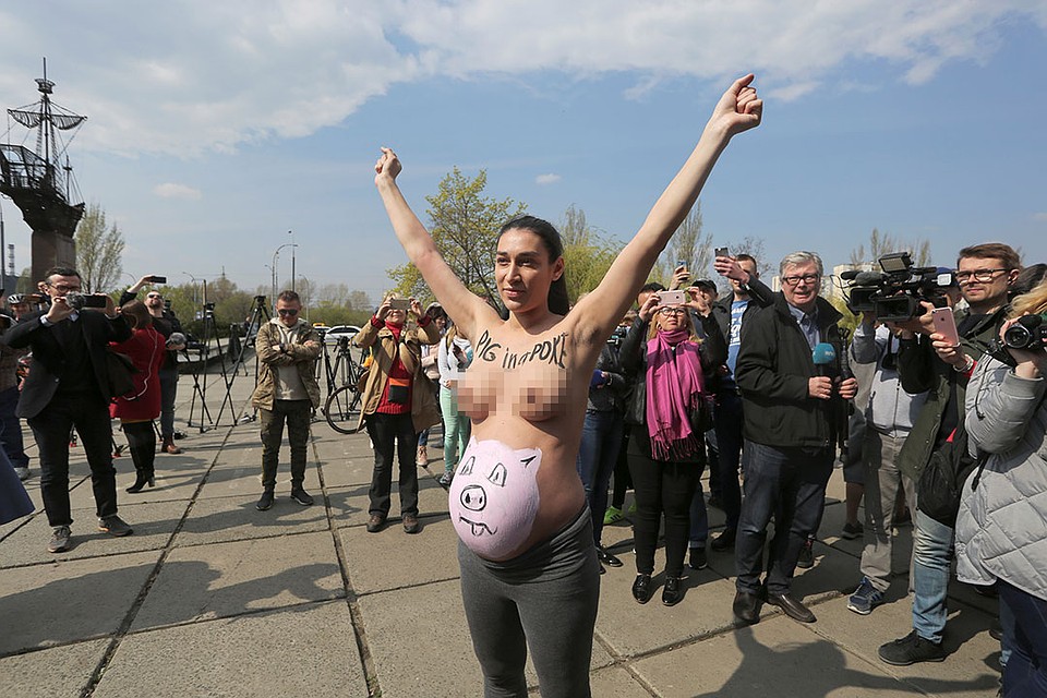 Активистка женской правозащитной группы Femen разделась в знак протеста Фото: REUTERS