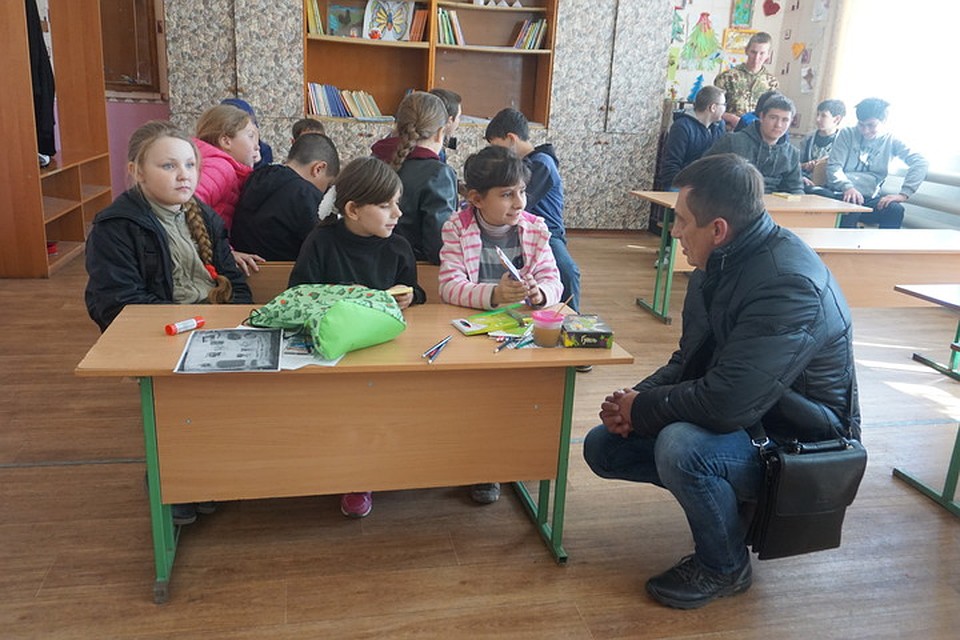 Волонтер Андрей Лысенко шутит с детьми. Фото: Юлия АНДРИЕНКО