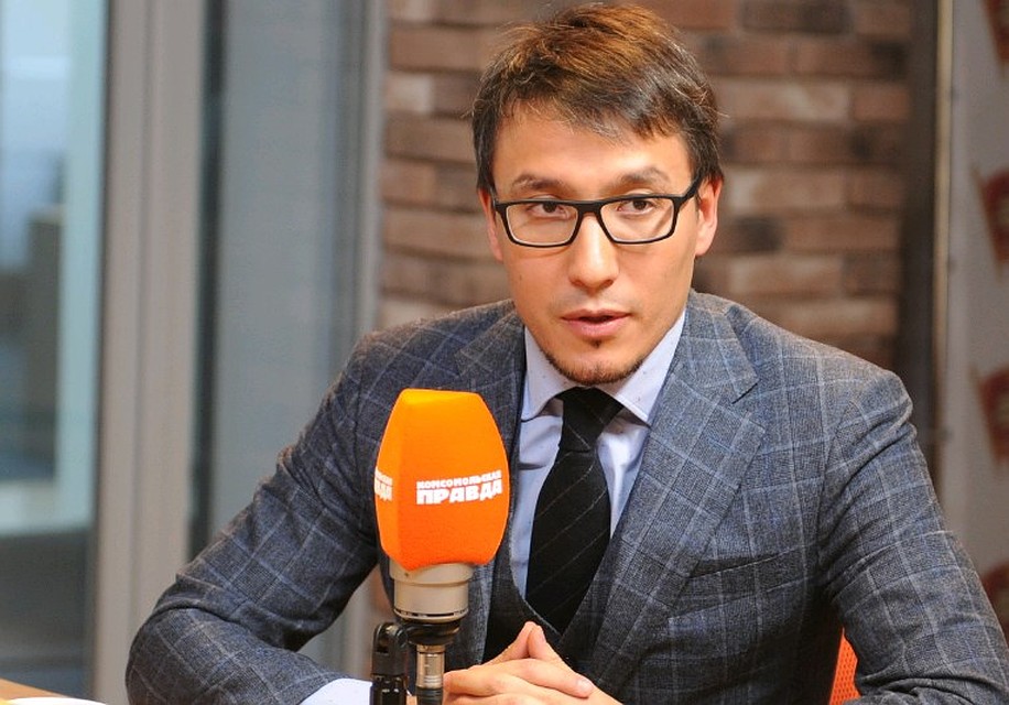 Глава Центра стратегических коммуникаций Дмитрий Абзалов в прямом эфире радио `Комсомольская правда`. Фото: Иван МАКЕЕВ