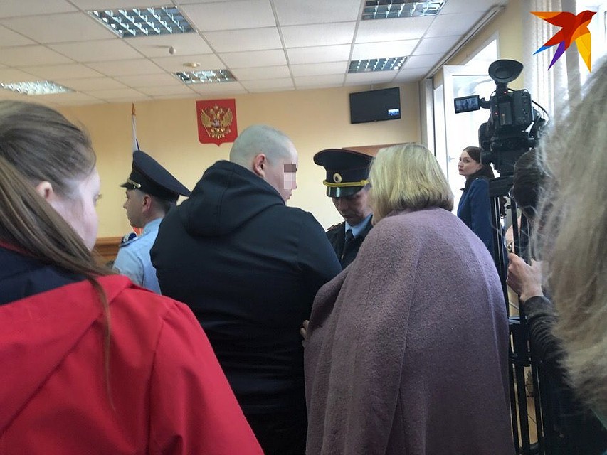 Перед арестом Богдана обняла бабушка. Именно она представляла его интересы в суде