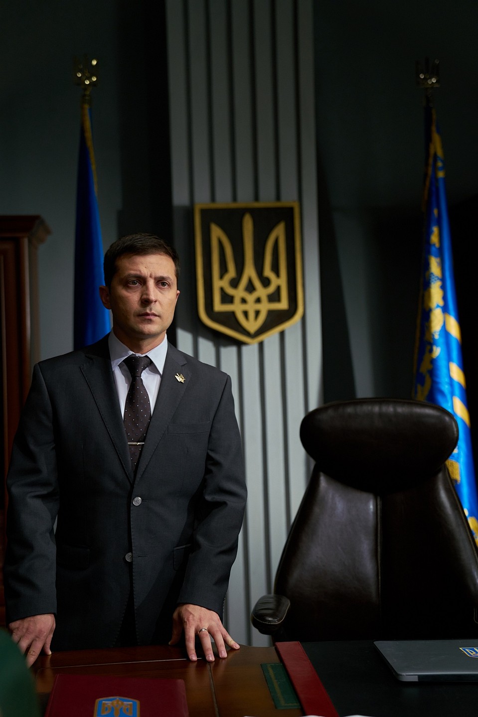 Согласно сценарию сериала, простой учитель истории Василий Голобородько выдвигает кандидатуру в президенты Украины и побеждает на выборах. Фото "Студия Квартал-95"
