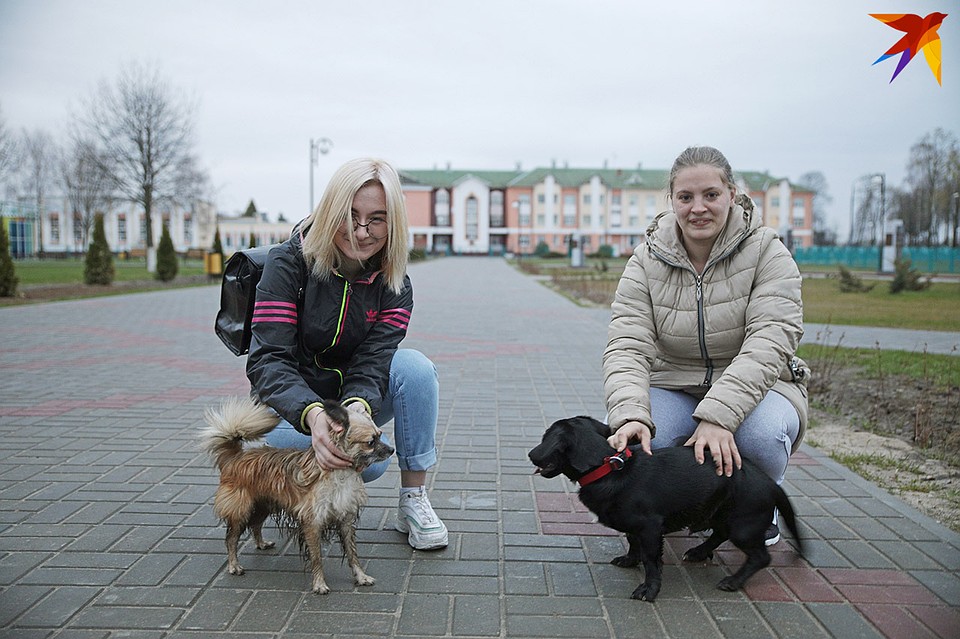 Катя и Вероника планируют остаться в Брагине. Фото: Павел МАРТИНЧИК