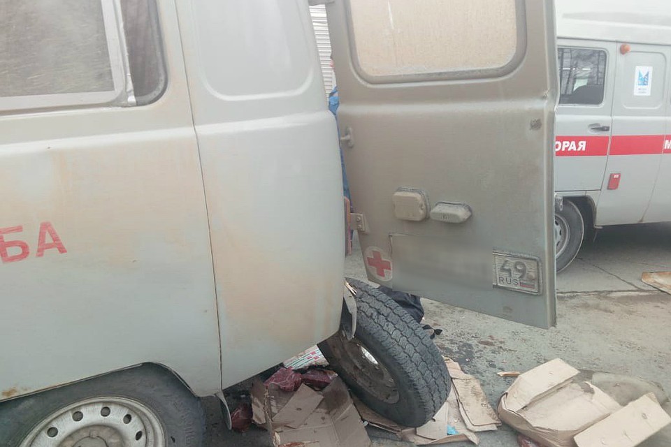 Карета скорой помощи лоб в лоб столкнулась с японским микроавтобусом Toyota Hiace Regius Фото: Комсомольская правда