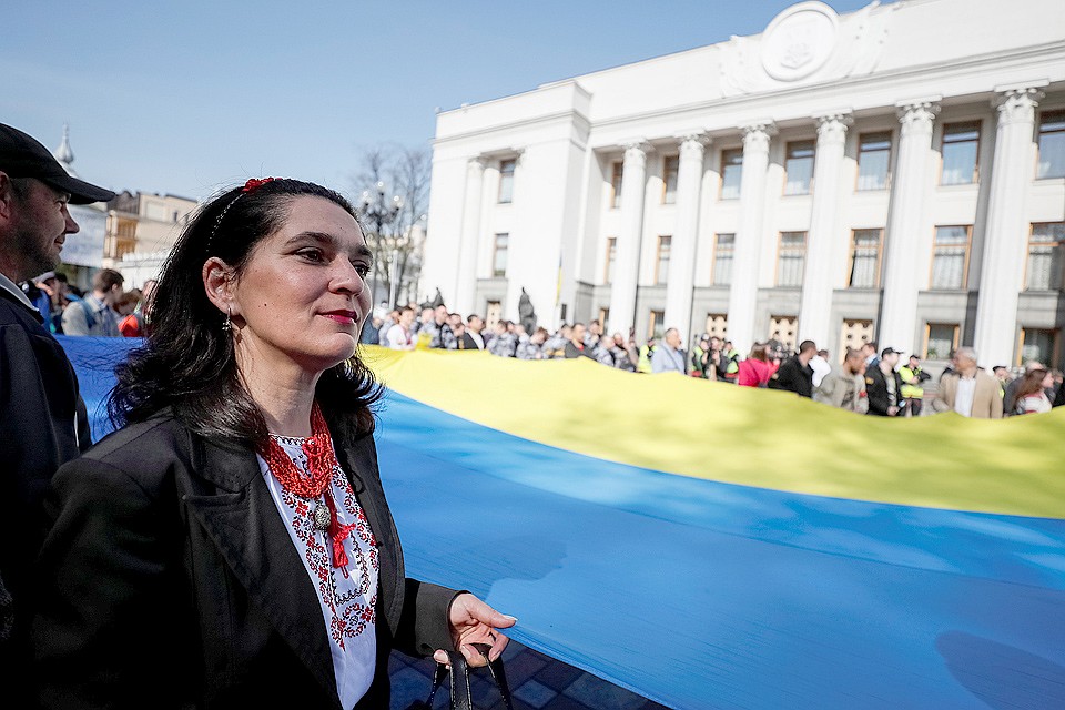 Пикет украинских националистов у стен Верховной рады во время обсуждения закона о языке. Фото: REUTERS