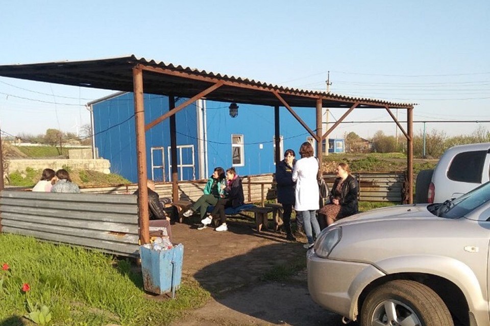 Родственники, находящихся в шахте горняков, держатся вместе. Фото: vk.com/doninside