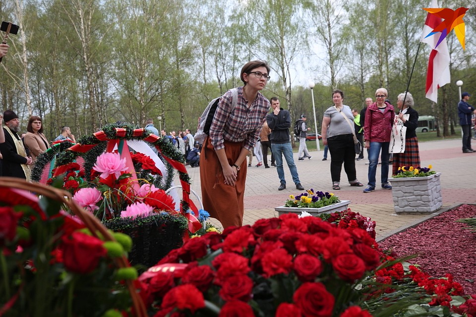 В завершение собравшиеся возложили цветы. Фото: Святослав ЗОРКИЙ
