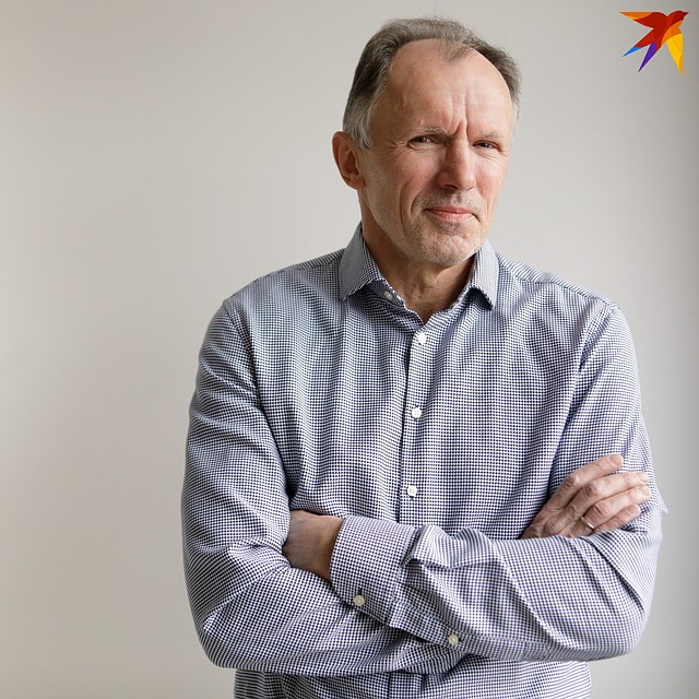 Людас Румбутис: "Дома сделал себе мини-зал: турник, гантели, гимнастическое колесо, велотренажер. Поддерживаю себя в форме, в неделю получается 4 - 5 занятий". Фото: Святослав ЗОРКИЙ