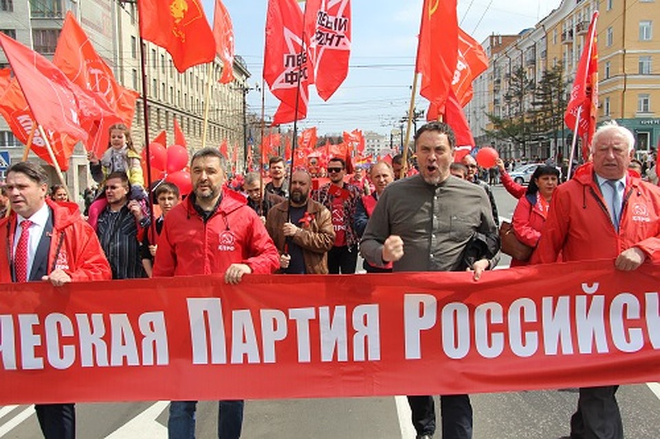 Максим Шевченко возглавил первомайскую коммунистическую колонну в Хабаровске. Фото пресс-службы ХРО КПРФ.