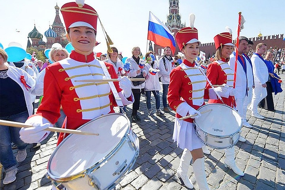 Перед москвичами выступили «небесные барабанщицы» Фото: Владимир ВЕЛЕНГУРИН