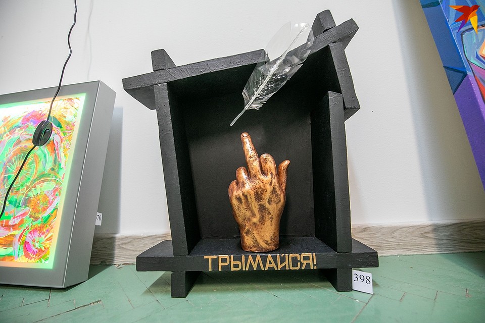 Кстати, принимают не только картины. Но и скульптуры, фотографии. Но об этом каждый год многие забывают Фото: Павел МАРТИНЧИК