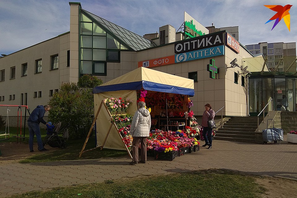 Такой ларек с дешевой пластмассой стоит в Малиновке с ноября. Зимой там продавали новогодние украшения, а сейчас - пластиковые цветы. Фото: Таисия ЧЕРНУХО