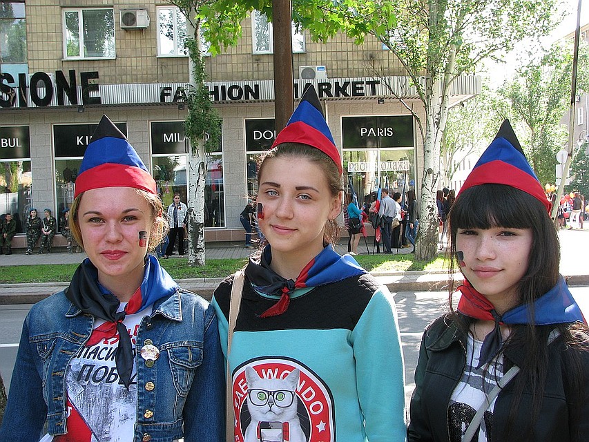 Республиканский триколор на лицах молодежи Фото: Роман ПОБЕРЕЖНЮК