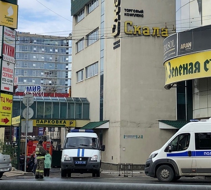 На месте работают сотрудники полиции и МЧС