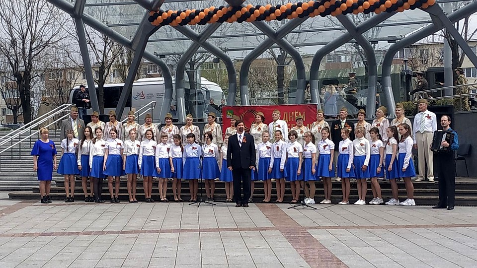 Хор «Дети войны» исполнил песню совместно с учениками 71 школы Владивостока Фото: Милана СОКОЛ