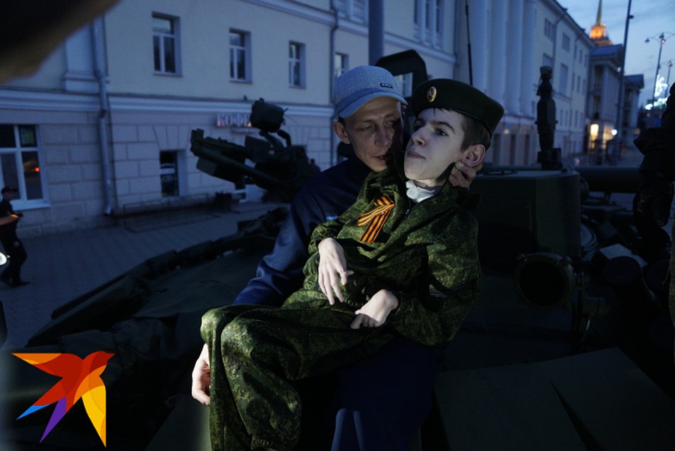 В дороге школьник, отдавал честь, как настоящий военный. Фото: Алексей БУЛАТОВ