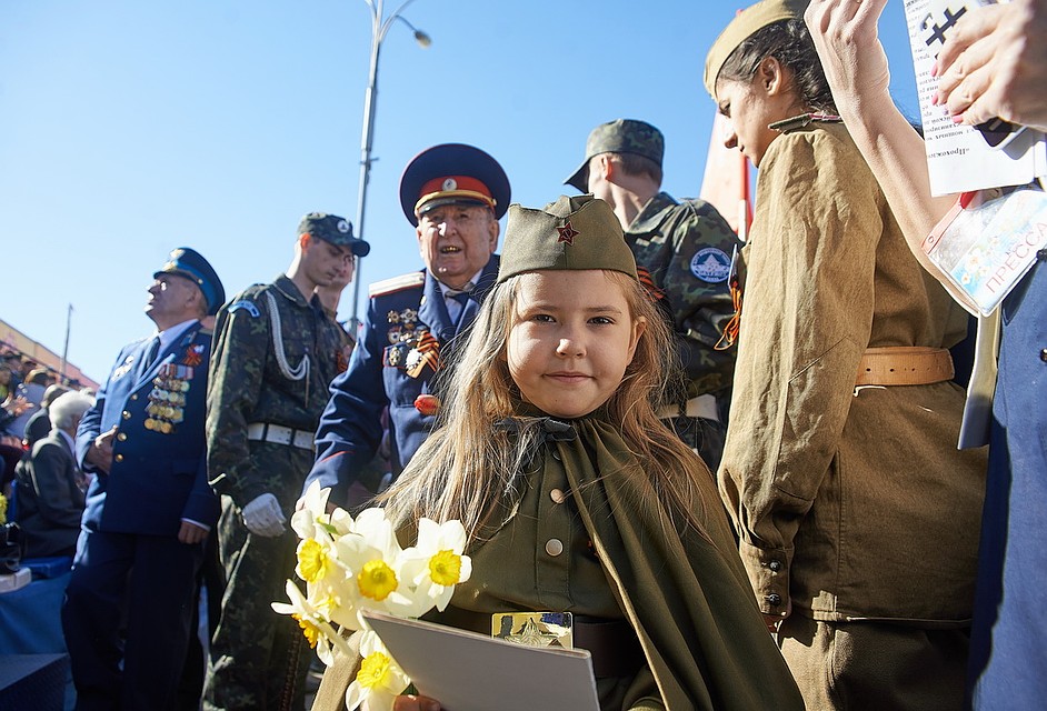 Сотни псковичей приходят утром в центр Пскова, чтобы встретить День Победы. Фото: Дарья ХВАТКОВА