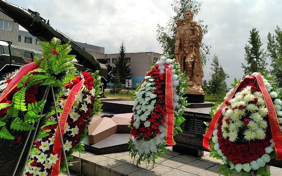 К памятнику погибшим возложили цветы и венки Фото: Яна ШЕЛЕСТ