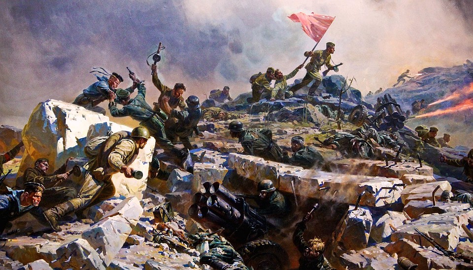 Илья Поликахин бросает гранату на диораме «Освобождение Севастополя» Фото: Владимир ФРОЛОВ