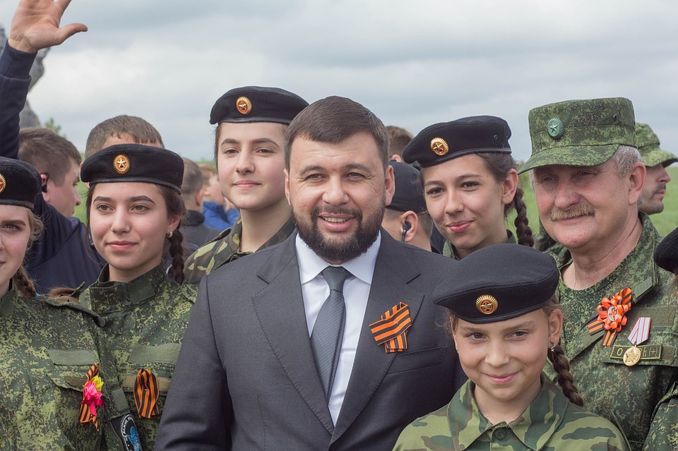 На Саур-Могиле в Донбассе прошел десятитысячный митинг в честь Дня Победы. Фото: Андрей ТРУБЕЦКИЙ