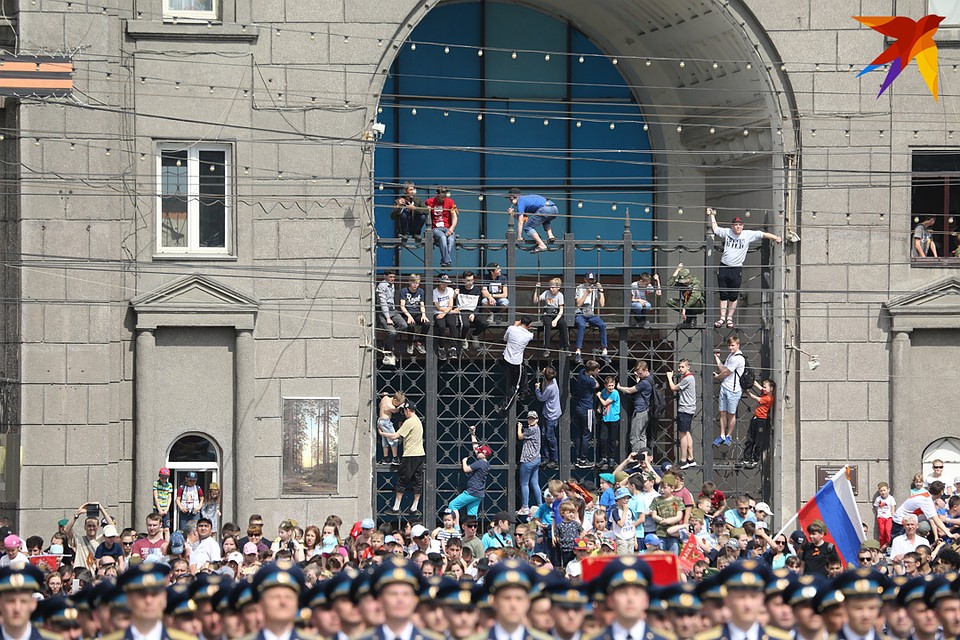 Когда ну очень хочешь увидеть танки! Фото: Валерий ЗВОНАРЕВ