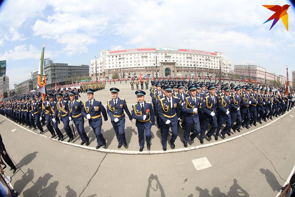 Военнослужащие маршировали под песню «День Победы» в исполнении Иосифа Кобзона. Фото: Валерий ЗВОНАРЕВ