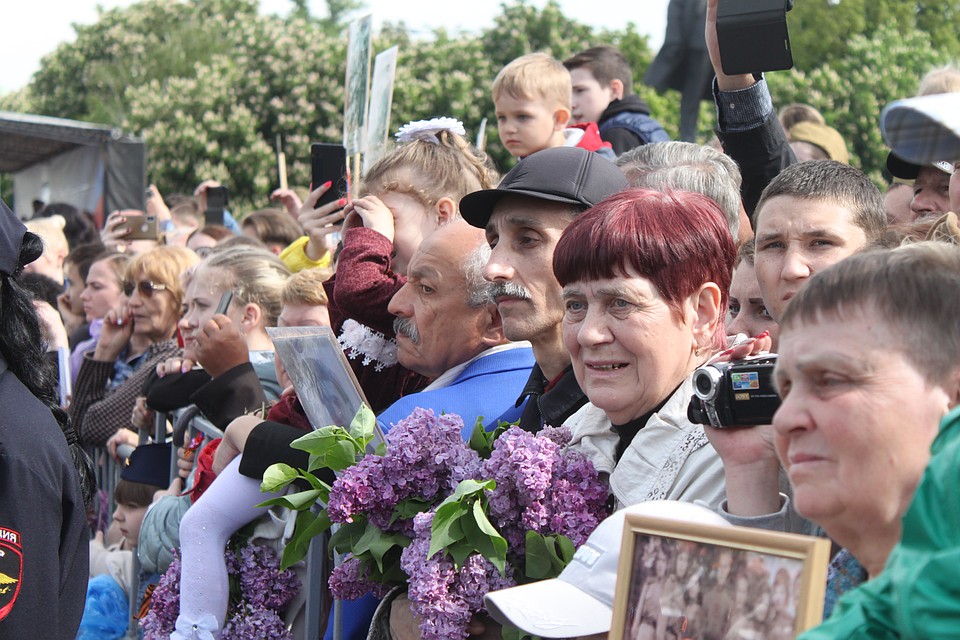 Парад Победы в Донецке 2019 – тысячи жителей Республики съехались на праздник с разных городов Фото: Никита МАКАРЕНКОВ, Павел ХАНАРИН