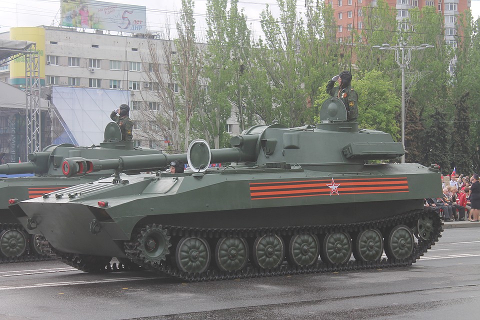 Парад Победы в Донецке 2019 собрал тысячи людей Фото: Никита МАКАРЕНКОВ, Павел ХАНАРИН