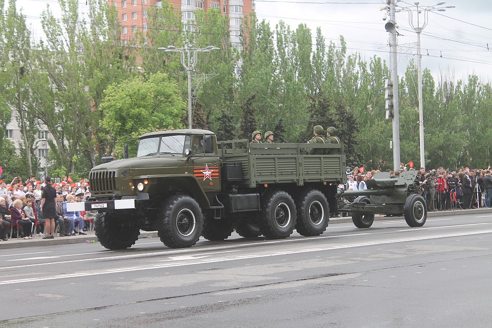 Парад Победы в Донецке 2019 собрал тысячи людей Фото: Никита МАКАРЕНКОВ, Павел ХАНАРИН