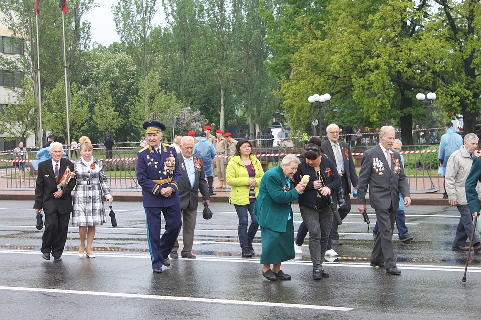 Парад Победы в Донецке 2019 собрал тысячи людей Фото: Никита МАКАРЕНКОВ, Павел ХАНАРИН