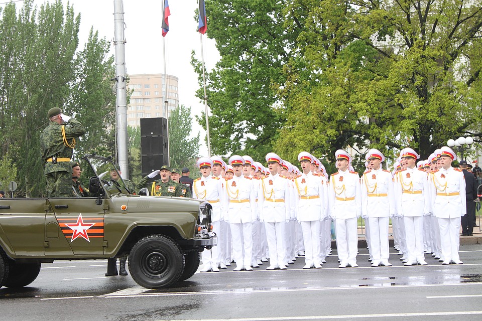 Парад Победы в Донецке 2019 собрал тысячи людей Фото: Никита МАКАРЕНКОВ, Павел ХАНАРИН