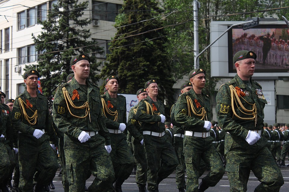 Парад Победы в Донецке 2019 собрал тысячи людей Фото: Никита МАКАРЕНКОВ, Павел ХАНАРИН
