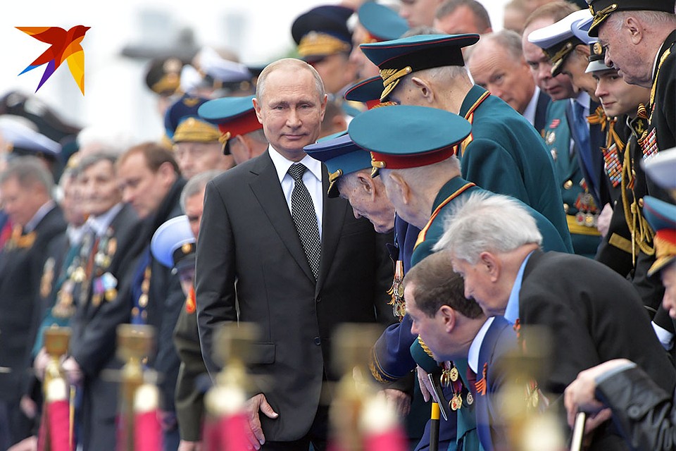 Перед началом парада президент лично пожал руку каждому ветерану на почетных трибунах Фото: Владимир ВЕЛЕНГУРИН
