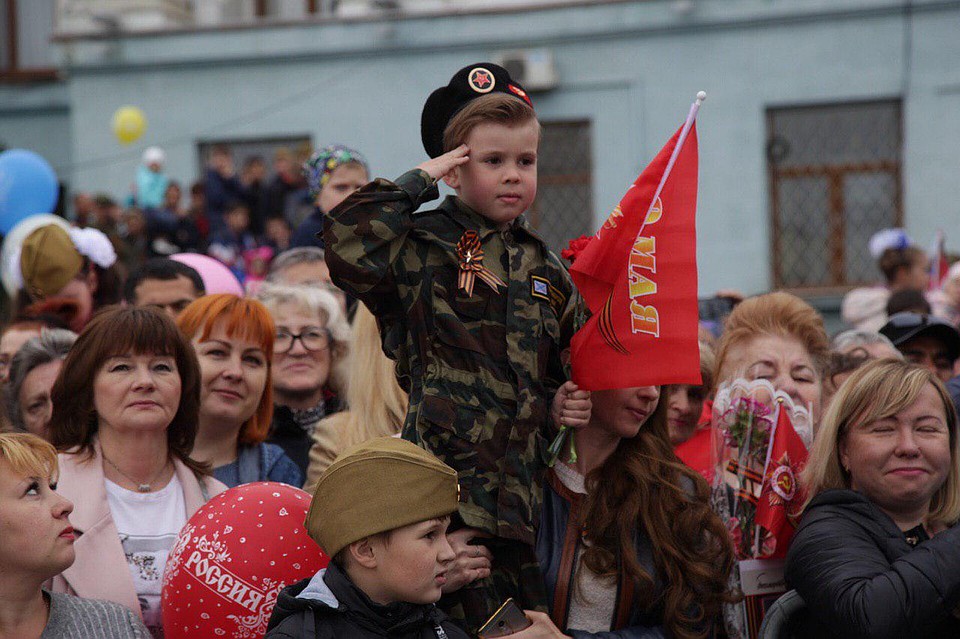 Малышей нарядили в военную форму. Смотрится очень мило. Фото: Наталья Гоцанюк